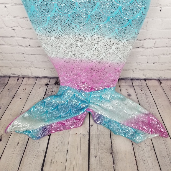 Metallic fleece rainbow mermaid blanket - Picture 4 of 8